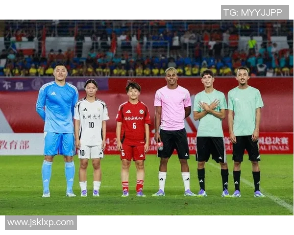 足球场上射门屡屡偏离目标的球星们为何总是如此低迷